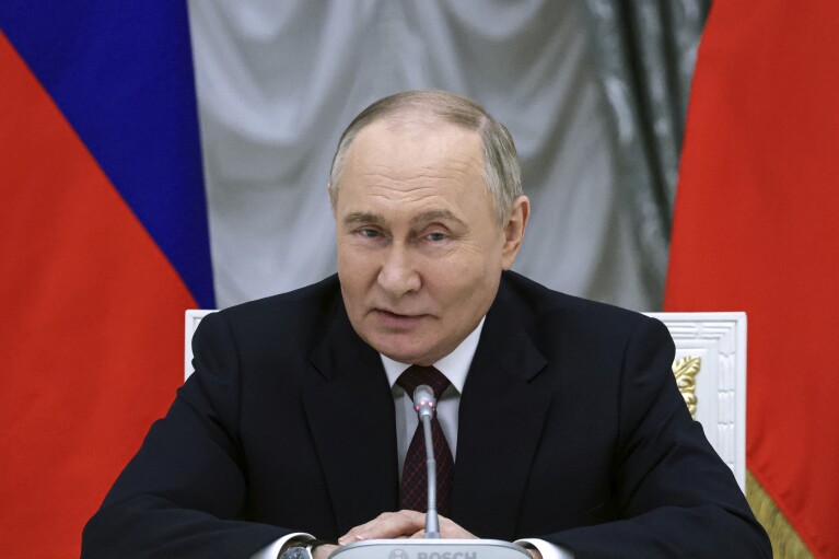 Der russische Präsident Wladimir Putin leitet ein Treffen mit den neuen Kabinettsmitgliedern im Kreml in Moskau, Russland, Dienstag, 14. Mai 2024. (Wjatscheslaw Prokofjew, Sputnik, Kremlin Pool Photo via AP)