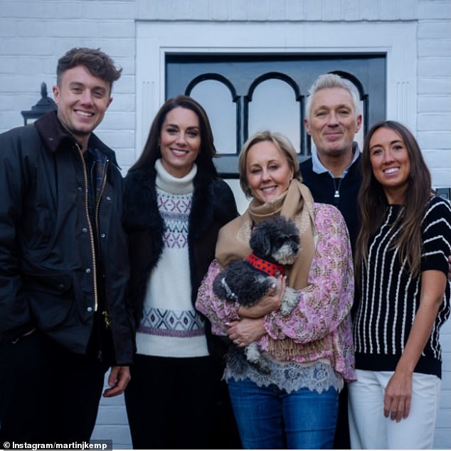 Nachdem sie mit Roman einen Kurzfilm für die Kampagne „Shaping Us“ gedreht hatte, entwickelte Kate eine enge Freundschaft mit der Familie (im Bild von links nach rechts: Roman, Kate, Shirlie, Martin und Harley).