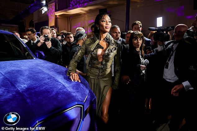 BMW veranstaltete eine „exklusive“ Party, um die Einführung des von Naomi inspirierten Autos zu feiern, bei der ein lila Auto namens Mystique Allure enthüllt wurde