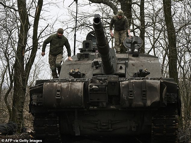Ukrainische Soldaten der 82. Separaten Luftangriffsbrigade bereiten sich an einem unbekannten Ort nahe der Front in der Region Saporischschja auf den Kampf mit dem Panzer Challenger 2 vor