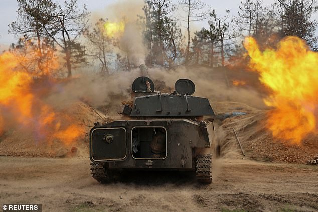 Ukrainische Soldaten der 37. Marinebrigade feuern während des russischen Angriffs auf die Ukraine eine selbstfahrende Haubitze vom Typ 2S1 Gvozdika auf russische Truppen ab