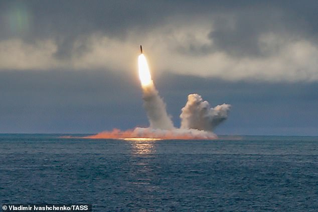 Das Atom-U-Boot K-535 Yuri Dolgoruky der Borei-Klasse startet eine ballistische Rakete vom Typ RSM-56 Bulava in der Barentssee