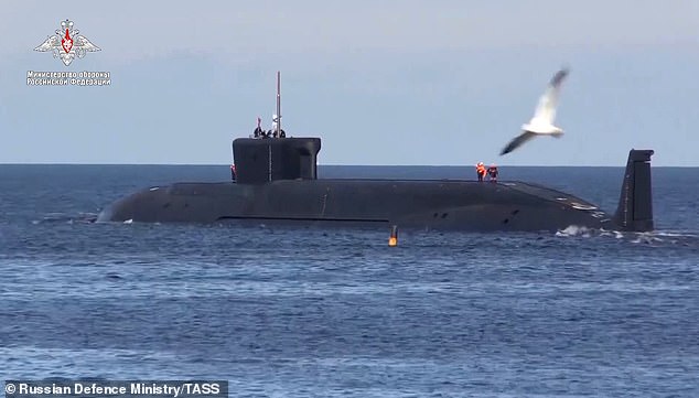 Ein Videoausschnitt zeigt das Atom-U-Boot K-535 Yuri Dolgoruky der Borei-Klasse nach dem Abschuss einer ballistischen Rakete RSM-56 Bulava in der Barentssee