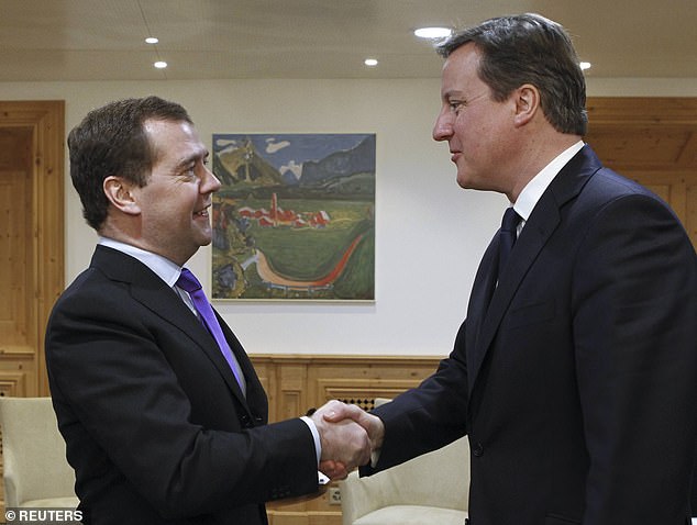 Der frühere russische Präsident Dmitri Medwedew (rechts) rasselte noch mehr mit dem Säbel um die Ukraine – und verspottete den britischen Außenminister David Cameron (links).