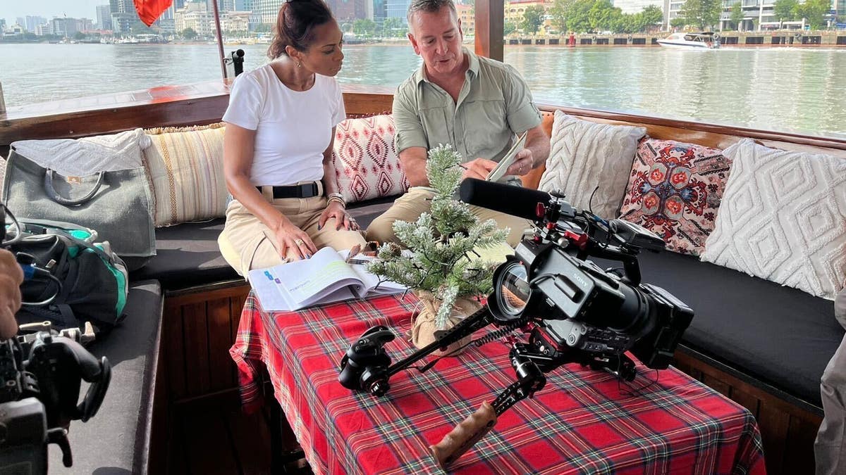 Harris Faulkner und der Militärhistoriker Brian DeToy auf einem Boot im Saigon River