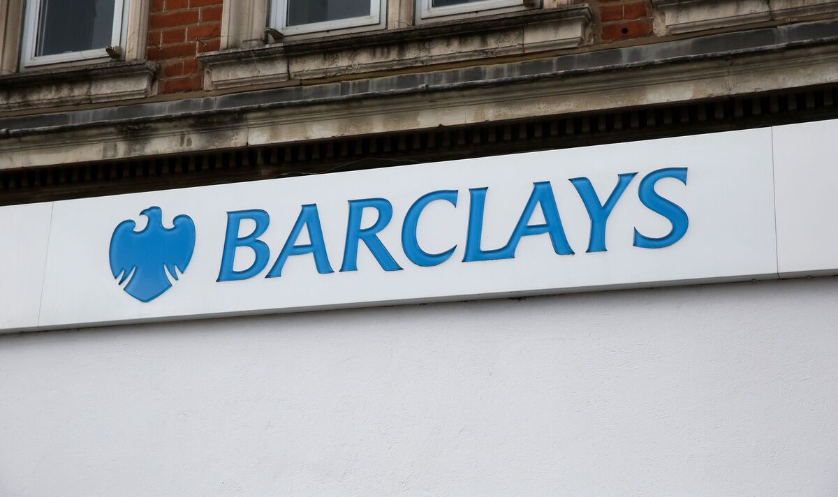 Blick auf das Schild der Barclays Bank 