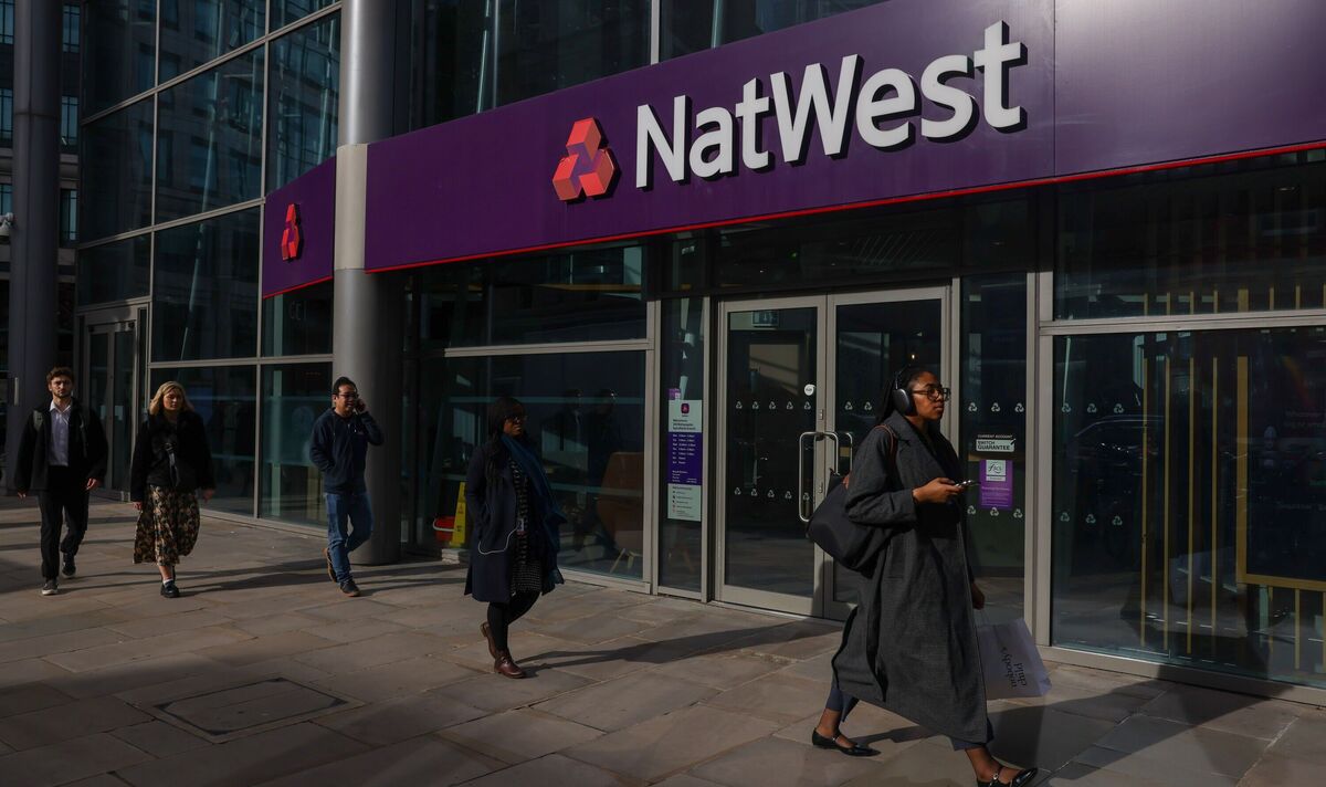 Hauptsitz und Bankfilialen von Natwest Plc übertreffen die Gewinne