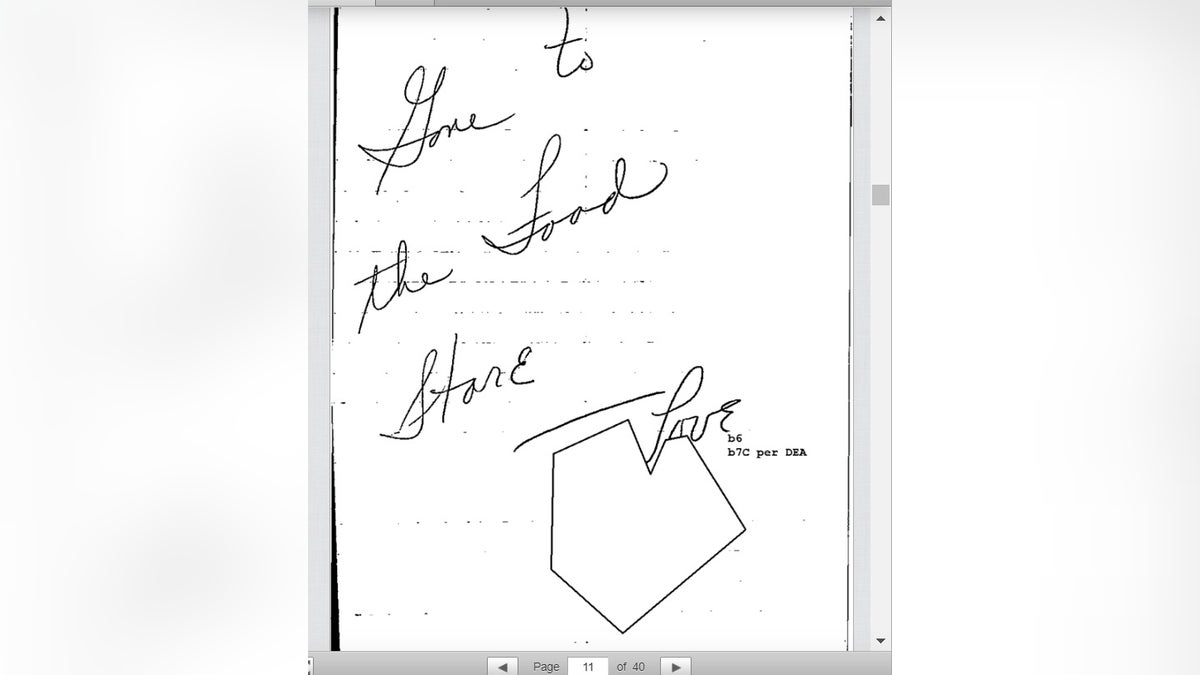 Viele der Briefe im Steno-Notizbuch waren signiert "Liebe" mit geschwärztem Namen.