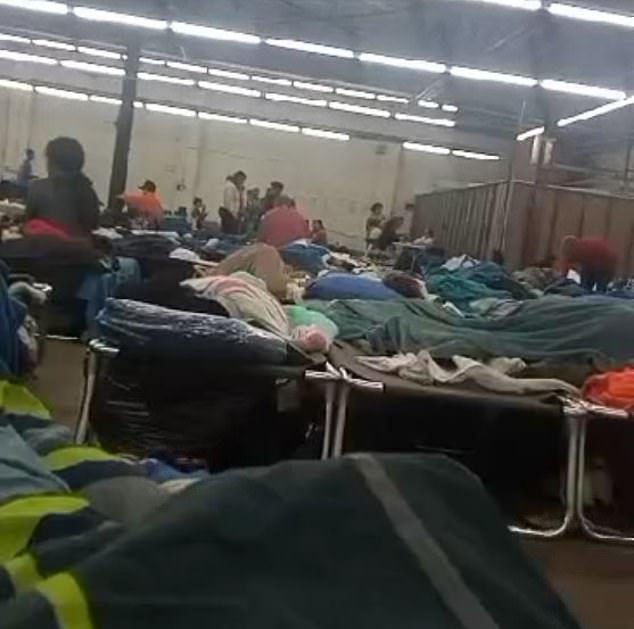 Migranten in einer provisorischen Unterkunft im Chicagoer Stadtteil Pilsen, wo viele untergebracht werden.  Im Zusammenhang mit dem Tierheim kam es zu einem Ausbruch von Masern und Tuberkulose