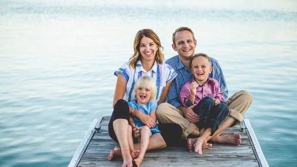 Brianne Dressen mit Familienfoto am Pier