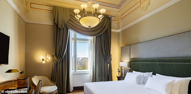 Die Lobby, oben und ein Schlafzimmer in einem der Hotels, in denen Jules übernachtet – dem NH Collection Prague Carlo IV, das früher eine Bank aus dem 19. Jahrhundert war