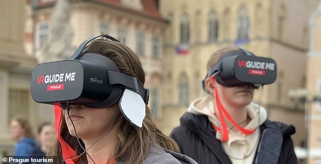 Eine geführte Stadtrundfahrt mit VR-Headsets bietet einen Rundgang zu den historischsten Orten der Stadt, entdeckt Jules