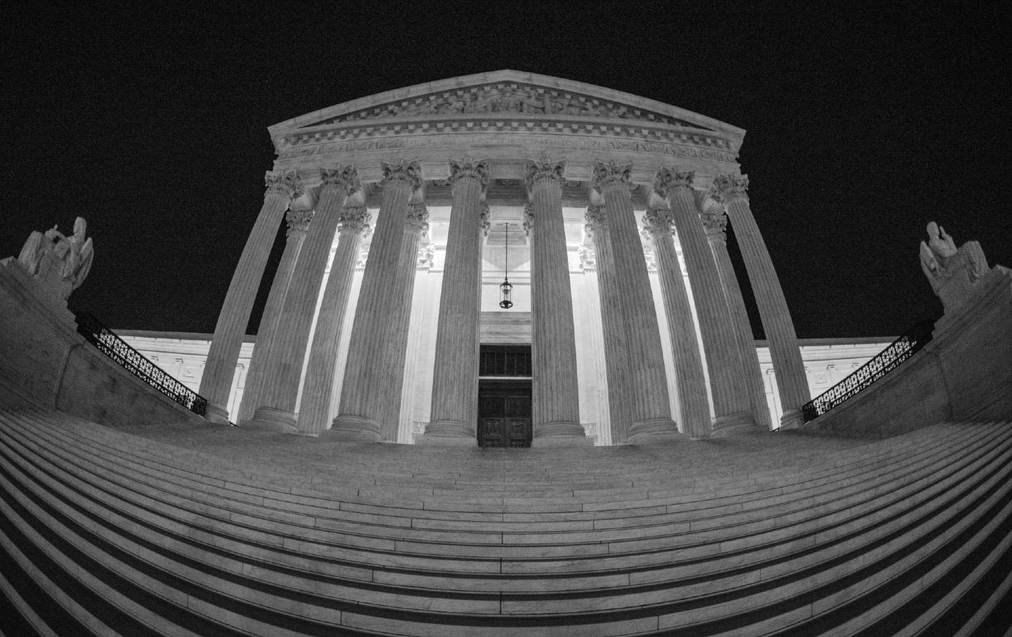 Das Gebäude des Obersten Gerichtshofs der USA bei Nacht.