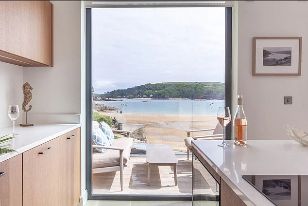 Eine Zwei-Zimmer-Wohnung im exklusiven Devon-Resort Salcombe kostet für die gleichen Termine im Juni 3.124 £