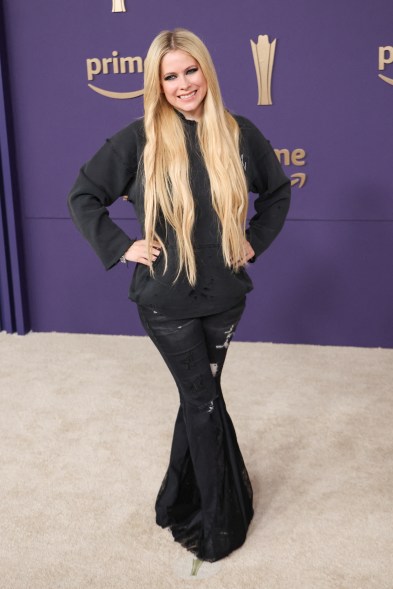 Avril Lavigne auf dem roten Teppich der ACM Awards 2024.