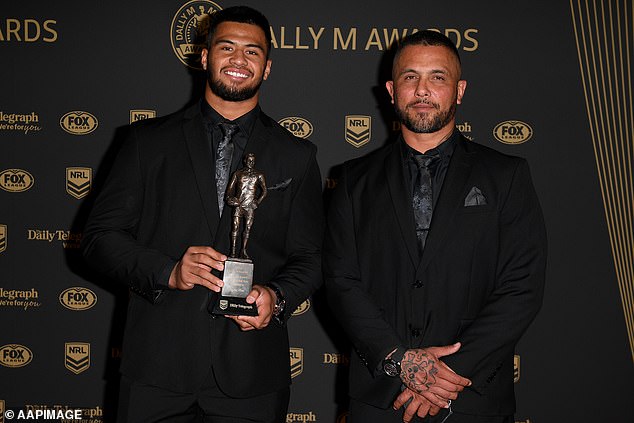 Payne Haas (links) und sein Vater Gregor sind bei den Dally M Awards 2019 abgebildet