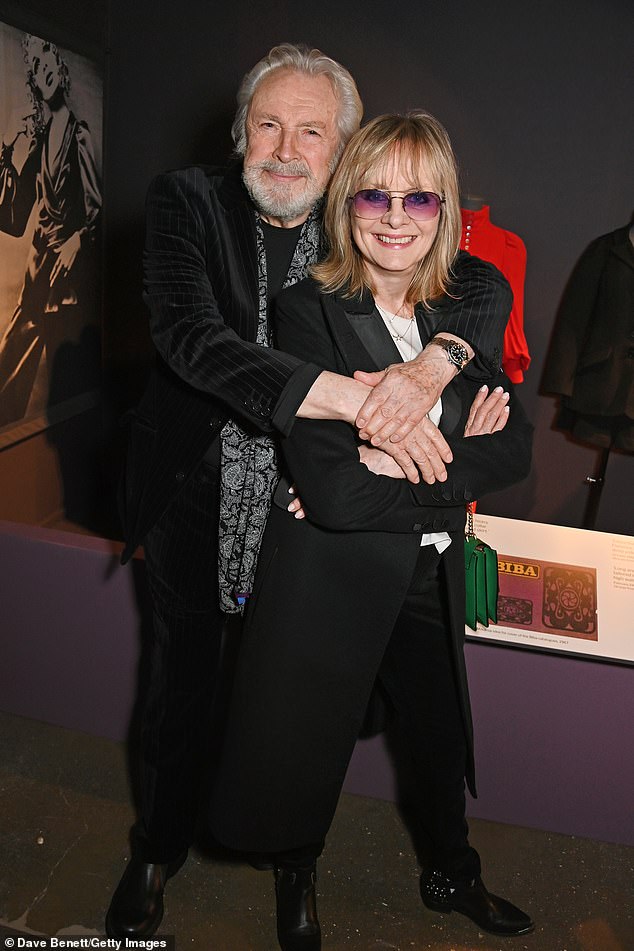 Twiggy und Leigh, die seit 36 ​​Jahren verheiratet sind, sahen so verliebt aus wie eh und je, als sie im März die Ausstellung „The Biba Story“ im Fashion and Textile Museum besuchten