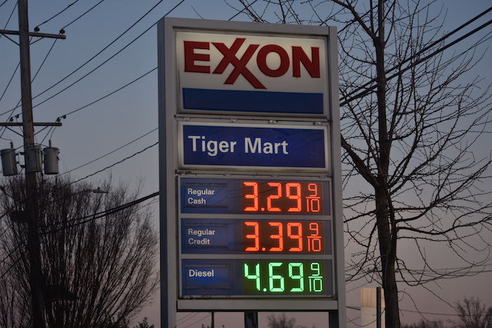 Ein Schild für eine Exxon-Tankstelle