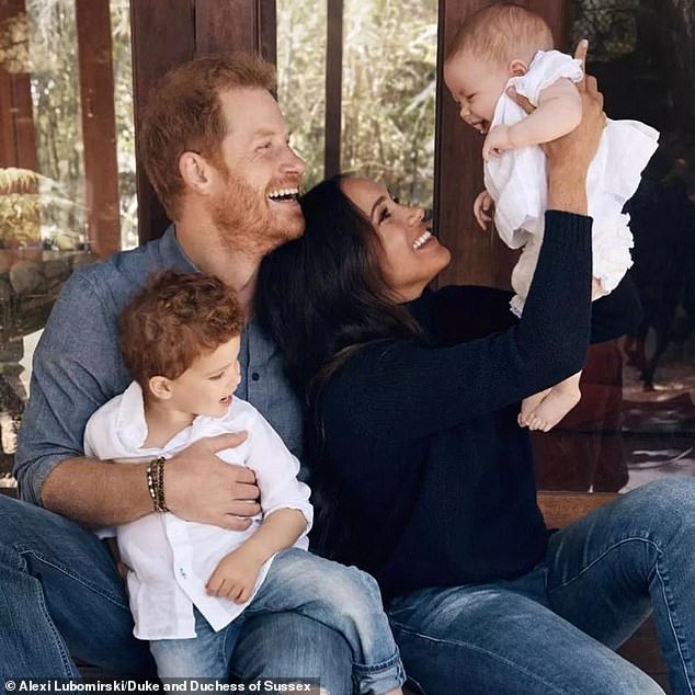 Prinz Archie, der heute fünf Jahre alt wird, wird 2021 mit seinen Eltern Prinz Harry und Meghan Markle und seiner jüngeren Schwester Lilibet gesehen