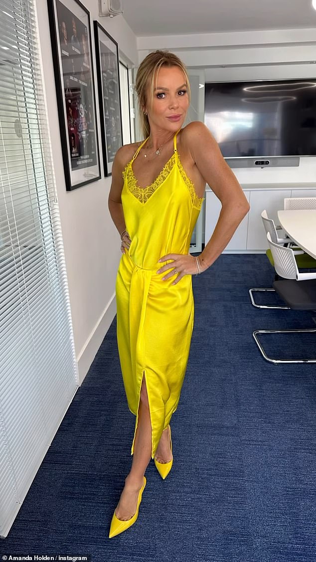 Amanda Holden sorgte für Aufsehen, als sie am Donnerstag in den Heart Studios ohne BH in einem gelben Satin-Zweiteiler den Sommer begrüßte
