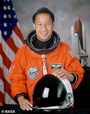 Oben ein NASA-Foto von Dr. Lu, aufgenommen während seiner Astronautenkarriere am 10. Oktober 2000