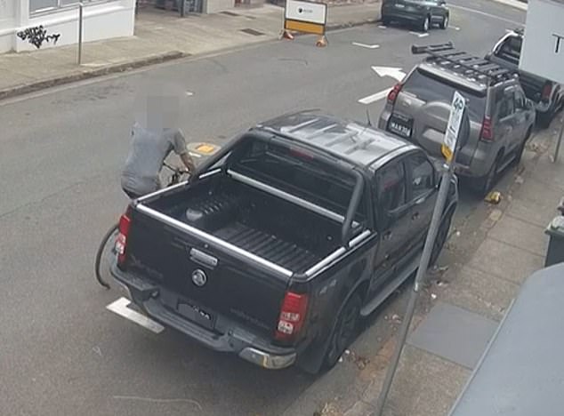 Der Radfahrer wurde von Videoüberwachungskameras dabei gefilmt, wie er langsam an geparkten Autos in Brisbane vorbeifuhr – und war dreimal auf derselben Straße und hatte es auf dieselben Autos abgesehen