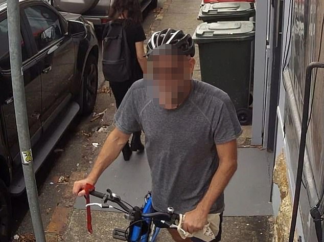 Der „gut gekleidete“ Radfahrer ist zu sehen, wie er sein Fahrrad lässig an Autos vorbeiführt, die er zum Schlüssel zurückbringt.  An seinem roten Schlüsselband ist ein scharfer Gegenstand befestigt, um die Autos zu zerstören