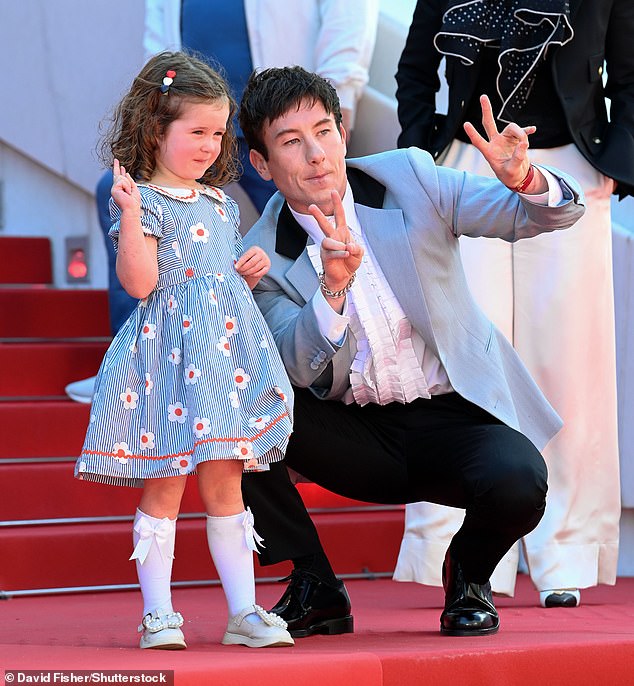 Barry Keoghan wurde von Jackie Mellor auf dem roten Teppich begleitet, als sie am Donnerstagnachmittag bei den 77. jährlichen Filmfestspielen von Cannes den neuen Film „Bird“ bewarben