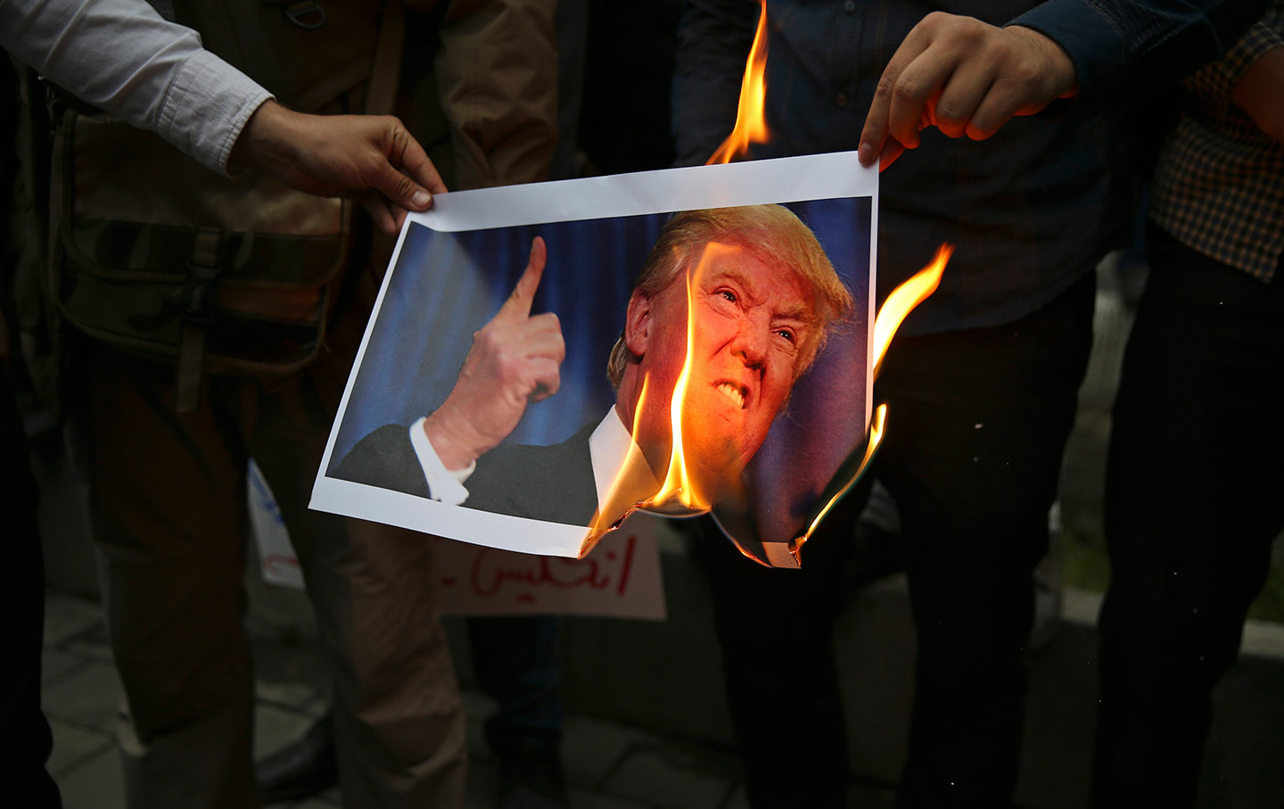 Iranische Demonstranten verbrennen Trump-Foto