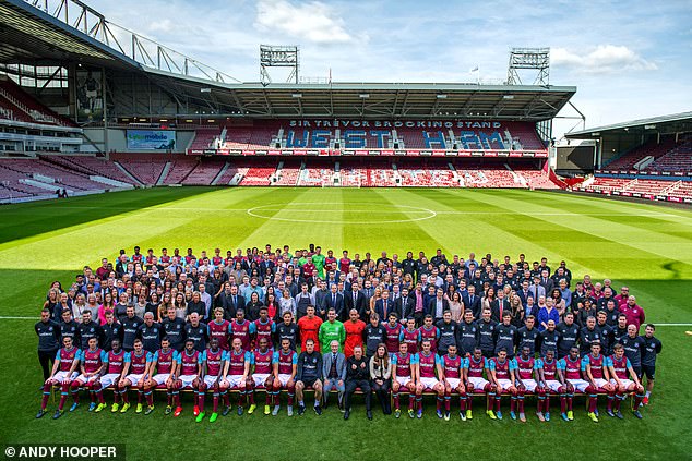Terzic (2. Reihe von vorne, 12. von links) und das breitere West Ham-Team im Upton Park im Jahr 2015