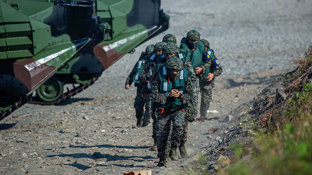 Taiwanesische Soldaten führen Live-Militärübungen durch