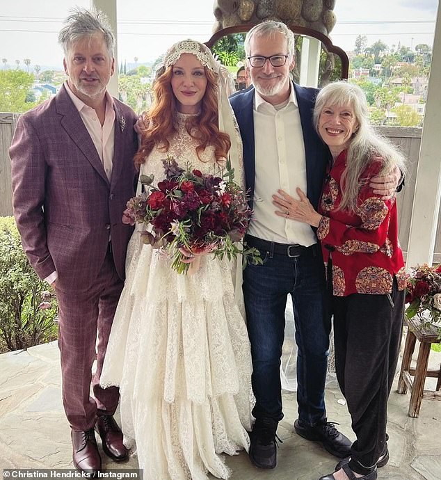 Christina Hendricks hat ihre Hochzeit für ihre an Alzheimer erkrankte Mutter (rechts) nachgestellt, die letzte Woche nicht zu ihrer Hochzeit in New Orleans mit George Bianchini (links) reisen konnte (ihr Bruder Aaron ist als zweiter von rechts zu sehen).