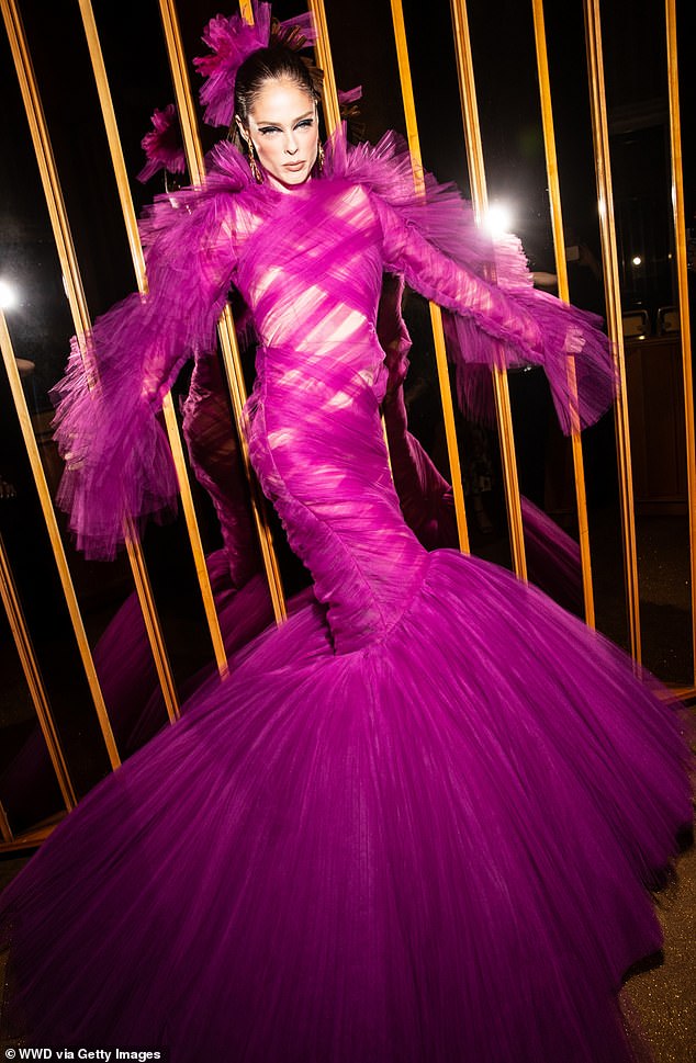 Coco Rocha zog am Montag in einem magentarosa Chiffonkleid alle Blicke auf sich, als sie die Stars auf der Afterparty der Met Gala 2024 in New York anführte