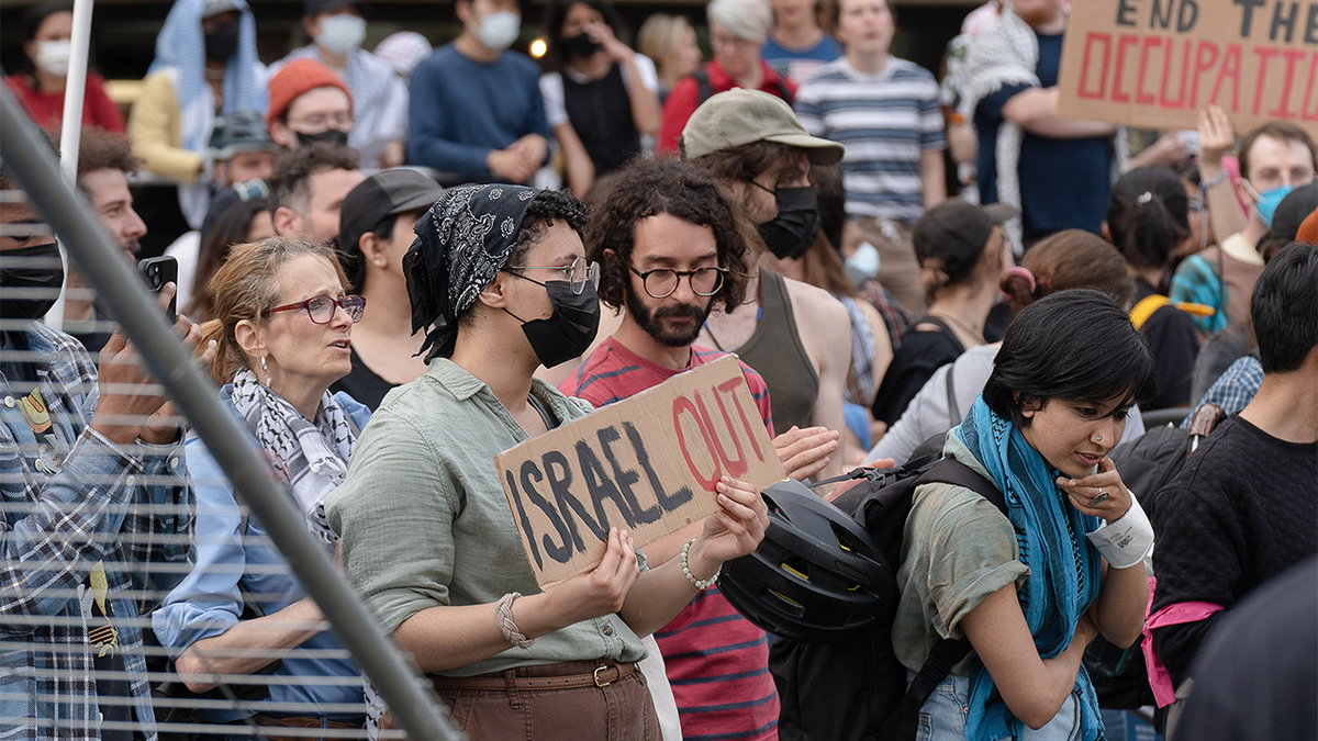Demonstranten am MIT halten Schilder hoch