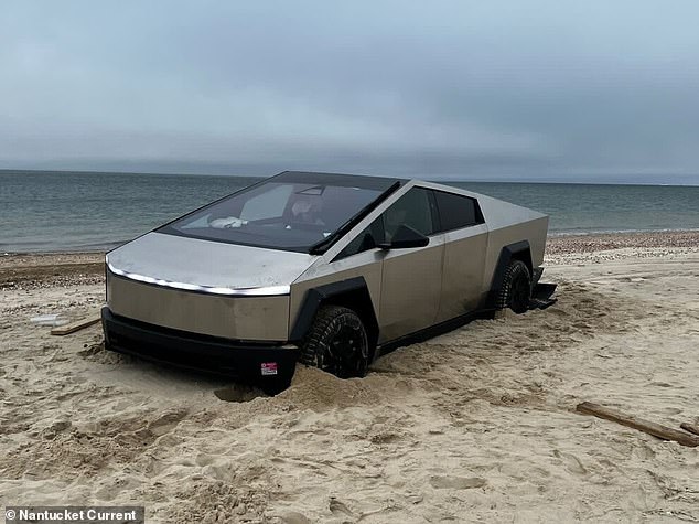 Ein namentlich nicht genannter Cybertruck-Besitzer blieb mit seinem Auto auf Nantucket Island stecken, weil er vor der Fahrt ins Gelände nicht die Luft aus den Reifen ließ (Bild)