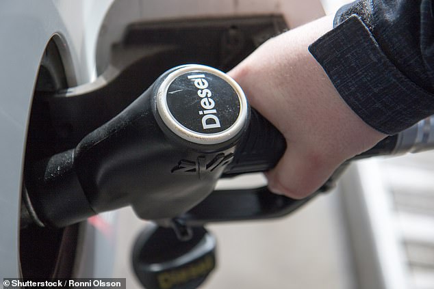 Eine AA-Analyse der diese Woche veröffentlichten HMRC-Zahlen ergab, dass das Vereinigte Königreich 968 Millionen Liter Diesel weniger verbrauchte, während der Benzinverbrauch um 702 Millionen Liter stieg