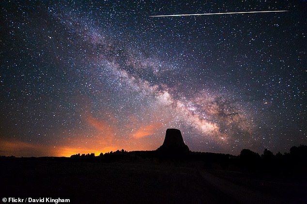 Ein Meteoritenschauer entsteht, wenn die Erde die Bahn eines Kometen passiert – eisige Gesteinskörper, die bei der Entstehung des Sonnensystems übrig geblieben sind
