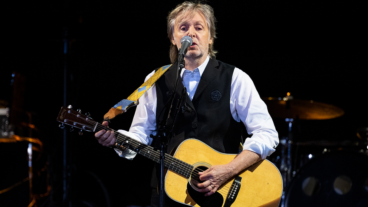 Paul McCartney spielt mit Gitarre