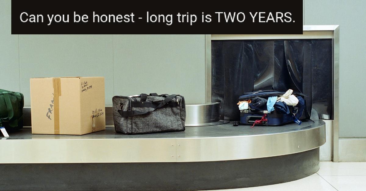 Der Reisende trägt keine Partnergepäckstücke "Überfüllt" Gepäck