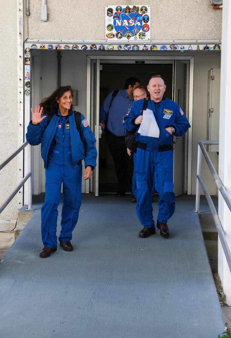 Die NASA-Astronauten Suni Williams und Barry „Butch“ Wilmore verlassen am 31. Januar 2024 das Neil Armstrong Operations and Checkout Building im Kennedy Space Center der Agentur in Florida im Rahmen einer integrierten Besatzungsübungssimulation für den Boeing Crew Flight Test der NASA.