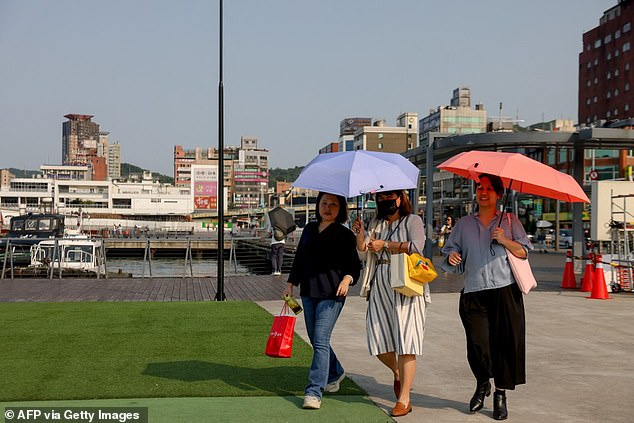 Dieser April war der heißeste seit Beginn der Aufzeichnungen weltweit – und laut neuen Zahlen der elfte Rekordmonat in Folge.  Im Bild: Menschen halten Regenschirme inmitten einer Hitzewelle in Taiwan am 29. April