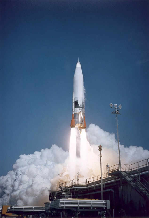 Eine Atlas-Rakete der US Air Force startet 1958 (Wikimedia Commons)