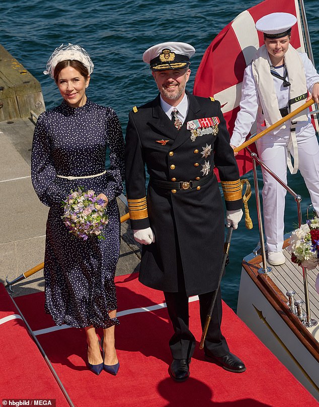 Königin Maria und König Frederik von Dänemark strahlten, als sie heute im Hafen ankamen, um an Bord der Royal Yactht Dannebrog zu gehen