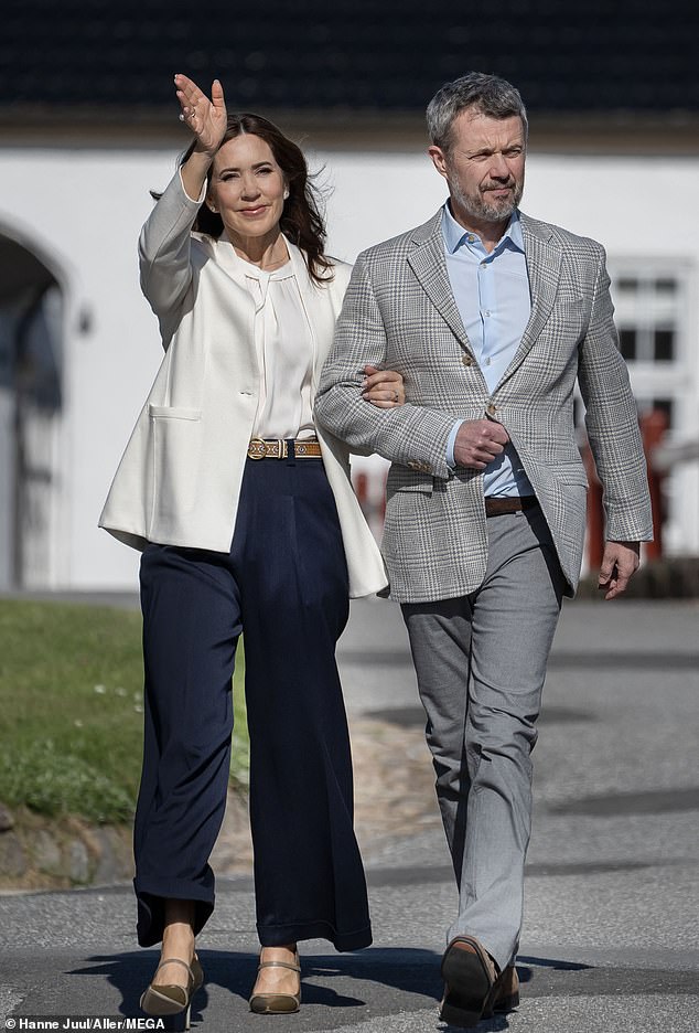 Königin Maria und König Frederik von Dänemark wurden gestern im Schloss Fredensborg vom dänischen Publikum herzlich willkommen geheißen