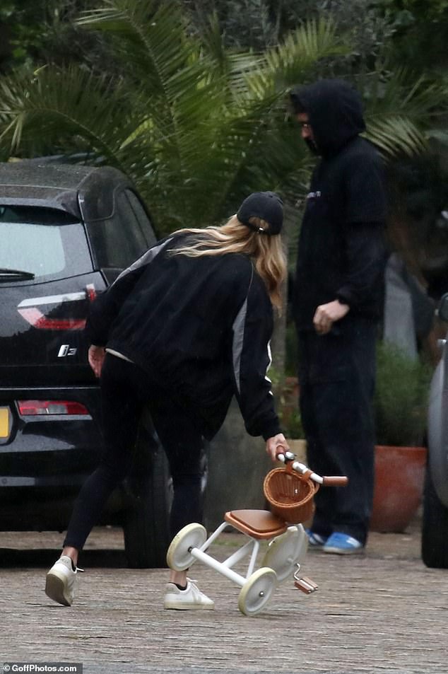 Ellie Goulding hat sich mit ihrem entfremdeten Ehemann Ellie Goulding wiedervereint, als sie am Sonntag Zeit mit ihrem dreijährigen Sohn Arthur in London verbrachten