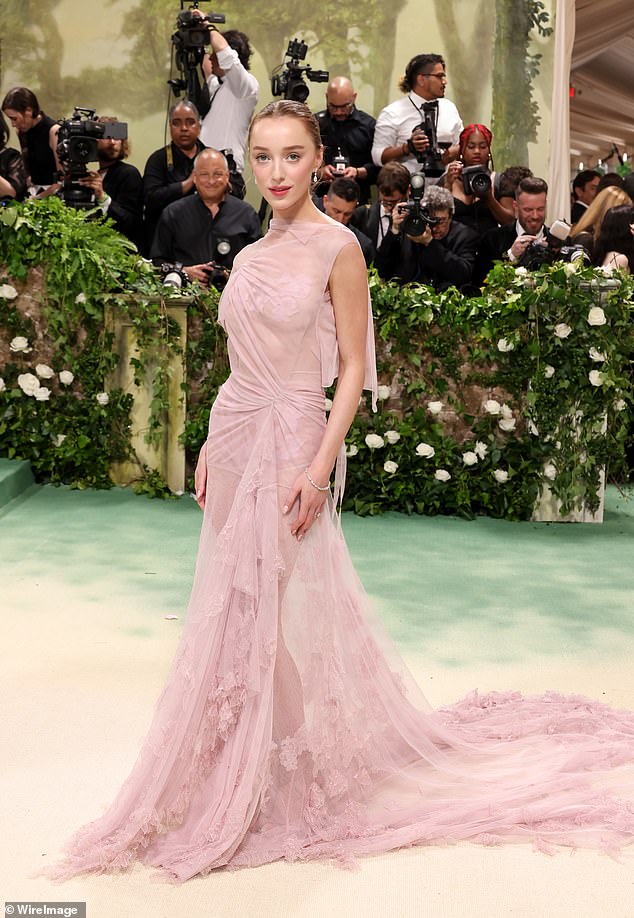Phoebe Dynevor gab Victoria Beckham ihr Met Gala-Debüt, als sie eine klassische englische Rose in einem transparenten rosa Kleid des Designers verkörperte
