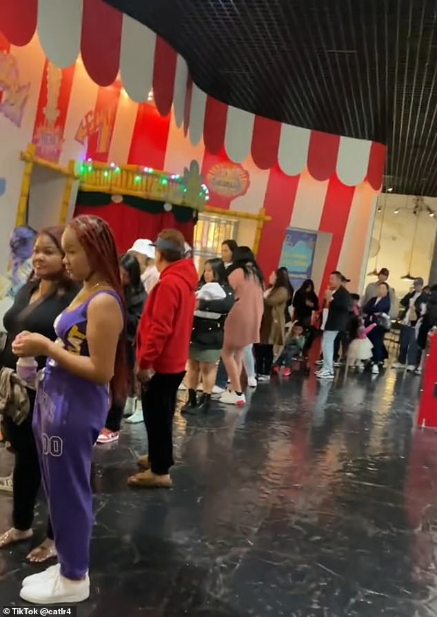 Ein Reisender hat Touristen vor einem Aufenthalt im Circus Circus Hotel and Casino in Las Vegas gewarnt.  Ihr Video, das mehr als 1,9 Millionen Mal aufgerufen wurde, zeigte die Warteschlange vor dem Aufzug