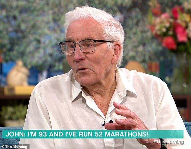 John Starbrook, 93, aus Staines, Surrey, der 52 Marathons gelaufen ist, verrät, dass ihm sein Arzt gesagt hatte, er solle vorbeischauen, er aber trotzdem sechs Tage die Woche ins Fitnessstudio geht