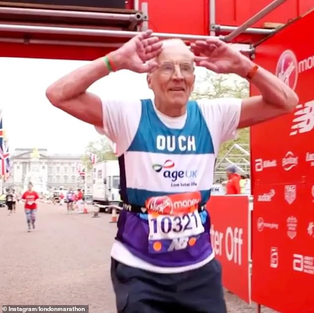 Nach seinem zehnten Marathon riet ihm Johns Arzt, das Laufen aufzugeben, da er Arthritis in den Knien bekam