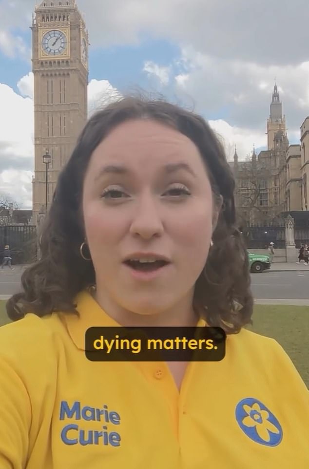 Ein Marie-Curie-Mitarbeiter diese Woche vor dem Parlament;  Die führende britische Wohltätigkeitsorganisation für Sterbebegleitung hat sich mit Organisationen wie Sue Ryder und Hospice UK zusammengetan, um von der Regierung zu fordern, dass sie mehr unternimmt, um zu verhindern, dass Menschen in Armut und Schmerzen sterben